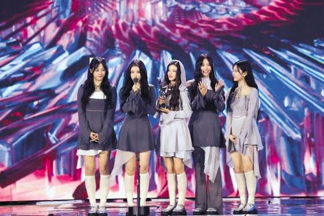 6일(현지시간) 인도네시아 자카르타에서 열린 골든디스크 어워즈 시상식에서 세븐틴(위쪽)이 음반 부문 대상을 포함해 4개의 트로피를 챙기며 최다관왕에 올랐으며 히트곡 ‘디토’를 부른 뉴진스는 신인상 수상 1년만에 디지털 음원 부문 대상을 받았다. [골든디스크 어워즈 사무국 제공]
