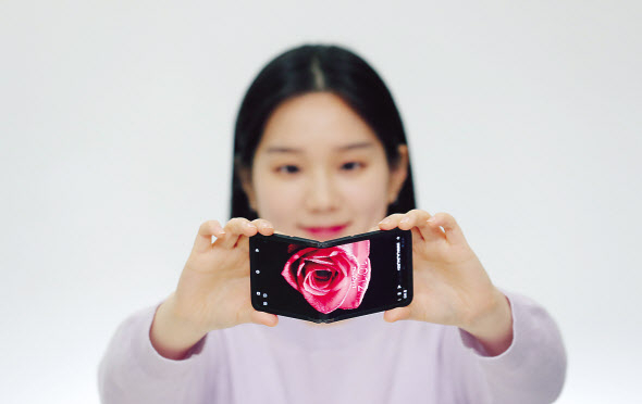 삼성디스플레이는 ‘CES 2024’에서 안팎으로 모두 접을 수 있는 ‘플렉스 인앤아웃 플립’을 선보인다. [삼성디스플레이 제공]