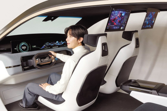LG디스플레이는 ‘CES 2024’에서 18인치 슬라이더블 OLED로 구성된 디지털 콕핏을 선보인다. [LG디스플레이 제공]