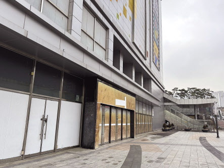 지난 3일 서울 서대문구 경의중앙선 신촌 민자역사, 건물 1층부터 4층까지 모두 비워진 채 ‘유령 건물’로 전락했다. 박로명 기자