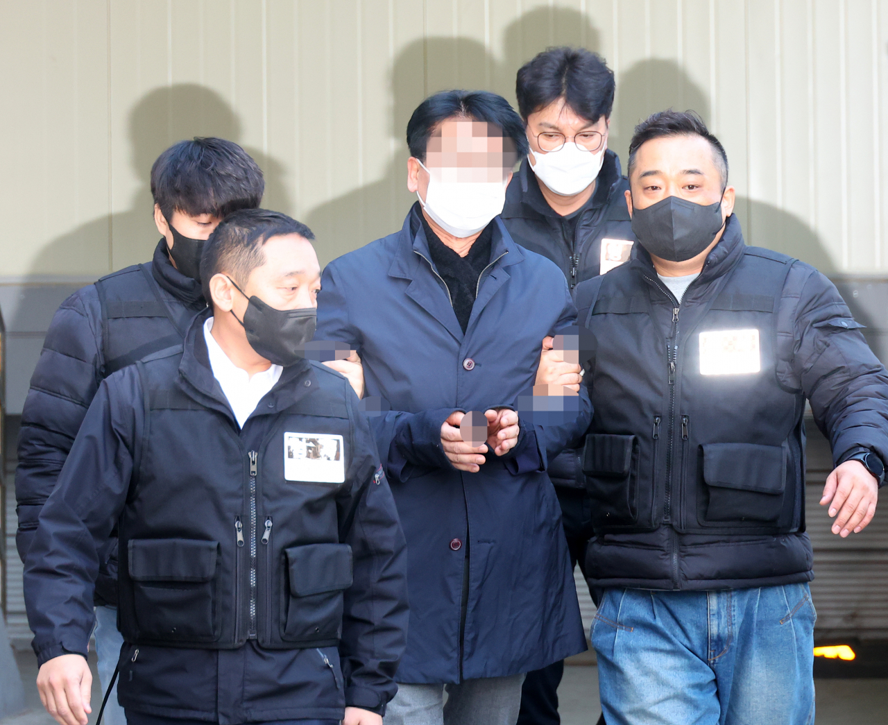 이재명 더불어민주당 대표를 흉기로 찌른 혐의로 구속영장이 청구된 피의자 김모씨가 4일 오후 부산 연제구 연제경찰서에서 나와 구속전 피의자 심문(영장실질심사)을 받기 위해 걸어가고 있다. [연합]