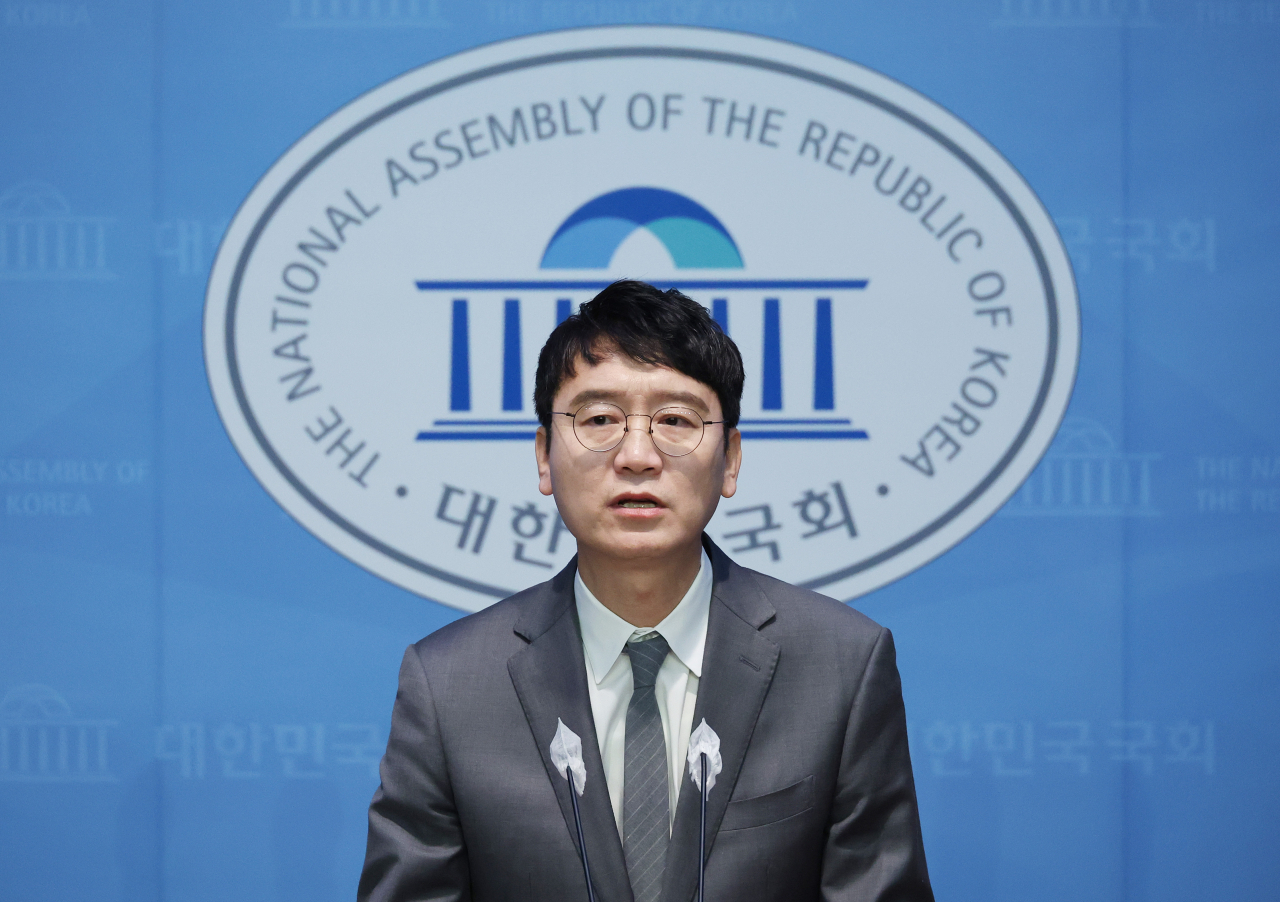 김웅 국민의힘 의원이 8일 국회에서 2024 총선 불출마 선언을 하고 있다. [연합]