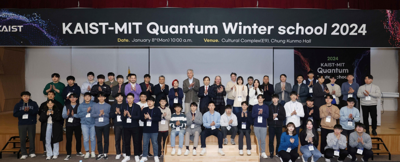 8일 열린 KAIST-MIT 양자 정보 겨울학교 개교식 참석자들이 기념촬영을 하고 있다.[KAIST 제공]