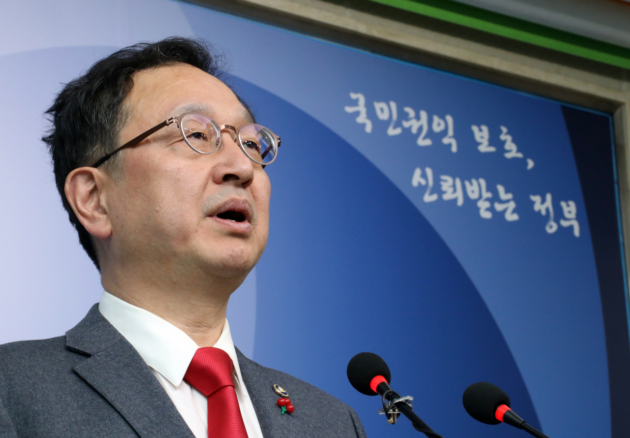 정승윤 국민권익위원회 위원장 직무대리는 8일 정부세종청사 국민권익위에서 김진욱 고위공직자범죄수사처 처장과 여운국 차장이 후임 공수처장 인선을 문자 메시지로 논의한 것과 관련한 대면조사가 이뤄지지 못한 데 대해 경과 설명을 했다. [연합]