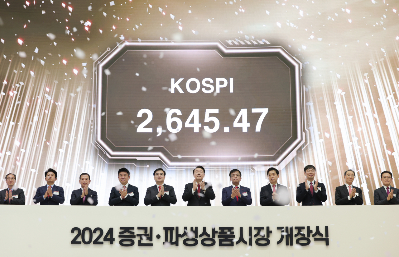 윤석열 대통령이 지난 2일 서울 영등포구 여의도 한국거래소에서 열린 2024 증권·파생상품시장 개장식에 참석해 개장 신호 버튼을 누른 뒤 박수를 치고 있다. 연합뉴스
