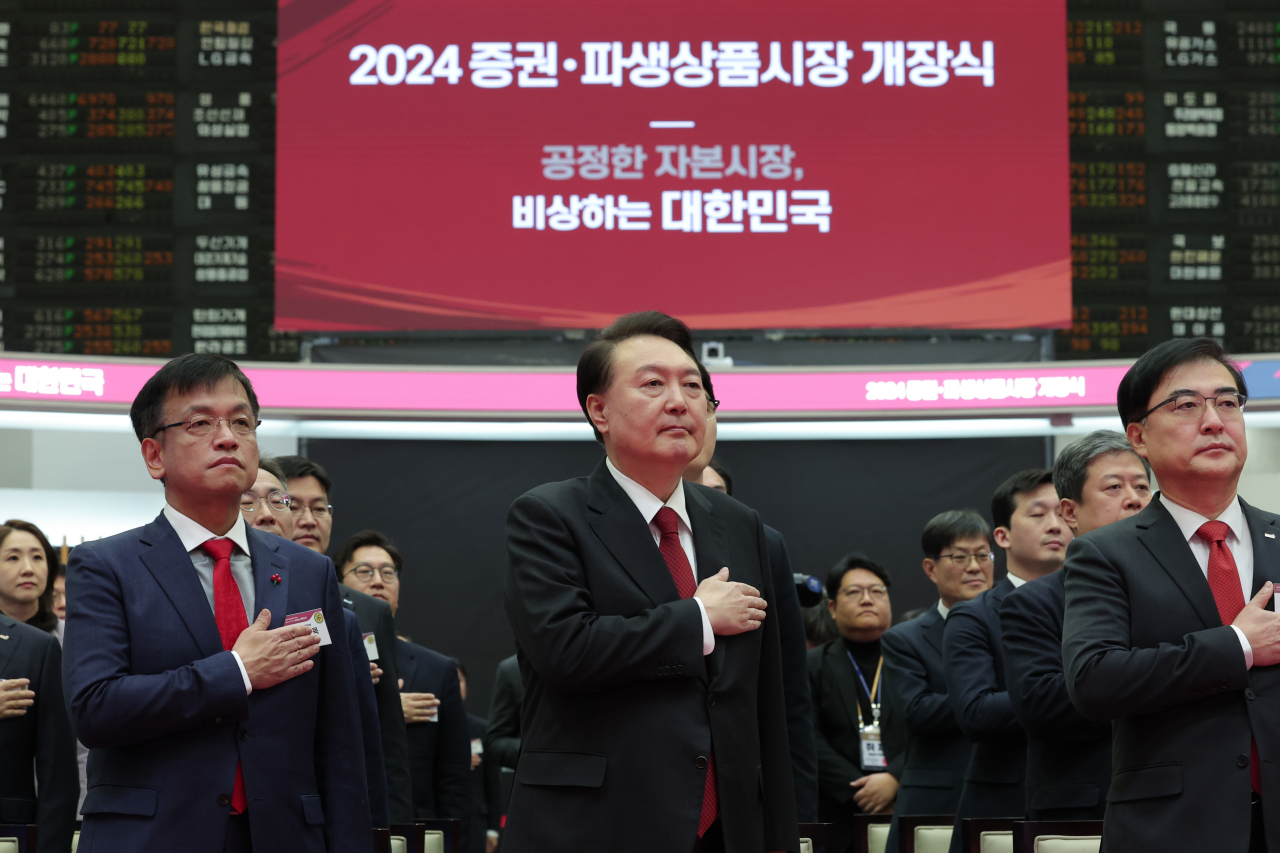 윤석열 대통령이 지난 2일 서울 영등포구 여의도 한국거래소에서 열린 2024 증권·파생상품시장 개장식에 참석해 국기에 대한 경례를 하고 있다. 연합뉴스