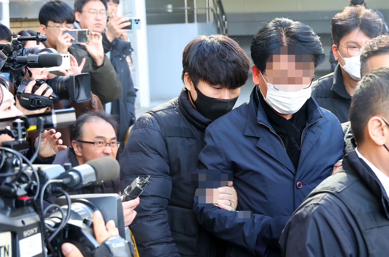이재명 더불어민주당 대표를 흉기로 찌른 혐의로 구속영장이 청구된 피의자 김모씨가 4일 오후 부산 연제구 연제경찰서에서 나와 구속전 피의자 심문(영장실질심사)을 받기 위해 이동하고 있다. [연합]