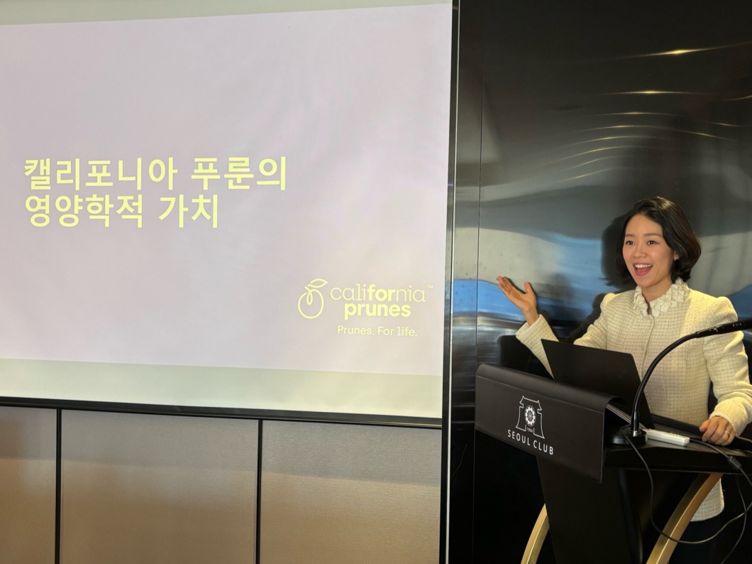 김민정 캘리포니아 푸룬 협회 한국 사무소 대표가 8일 서울 장충동 서울클럽에서 열린 세미나에서 푸룬 영양정보를 발표하고 있다. [캘리포니아 푸룬 협회 제공]