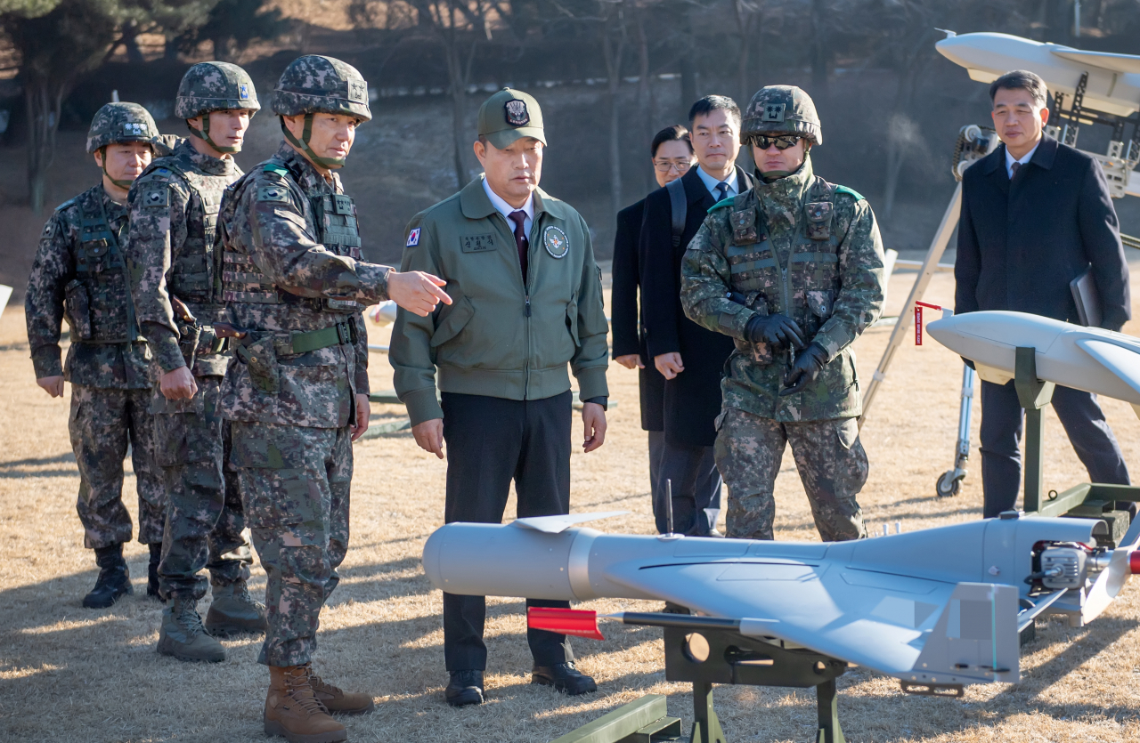 신원식 국방부장관이 8일 드론작전사령부를 방문해 이보형(소장) 드론작전사령관으로부터 전력 현황을 보고 받고 있다. [국방부 제공]