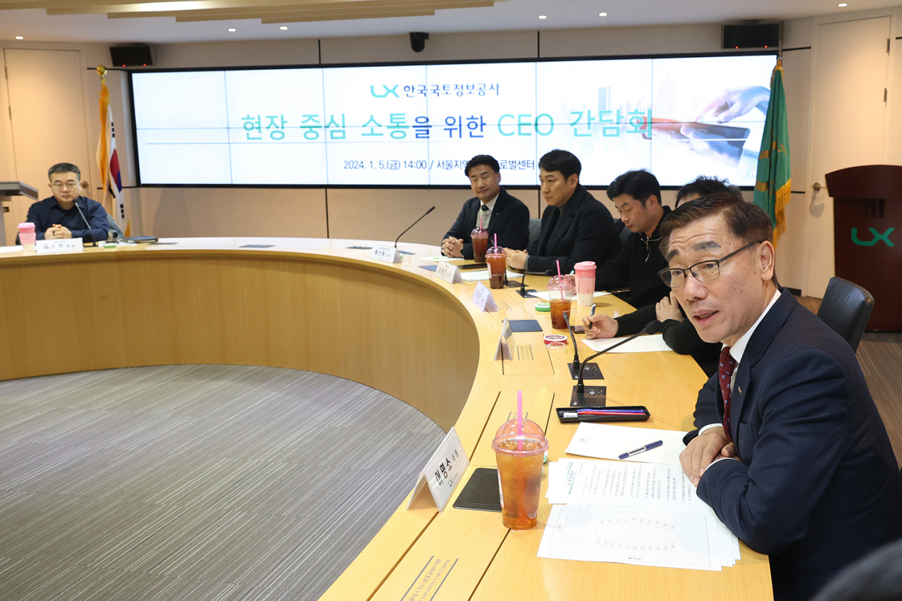 LX한국국토정보공사가 5일 LX서울지역본부에서 ‘현장 중심 소통을 위한 CEO 간담회’를 개최한 가운데, 어명소 사장을 비롯한 직원들이 참석해 토론을 이어가고 있다. [LX한국국토정보공사]