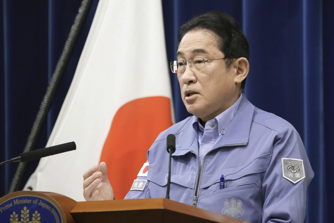 기시다 후미오 일본 총리가 지난 2일 도쿄에서 기자회견을 열고 발언하고 있다. 전날 혼슈 중부 이시카와현 노토 반도에서 규모 7.6의 강진이 발생해 이날 오전까지 여진이 이어졌다. [연합]