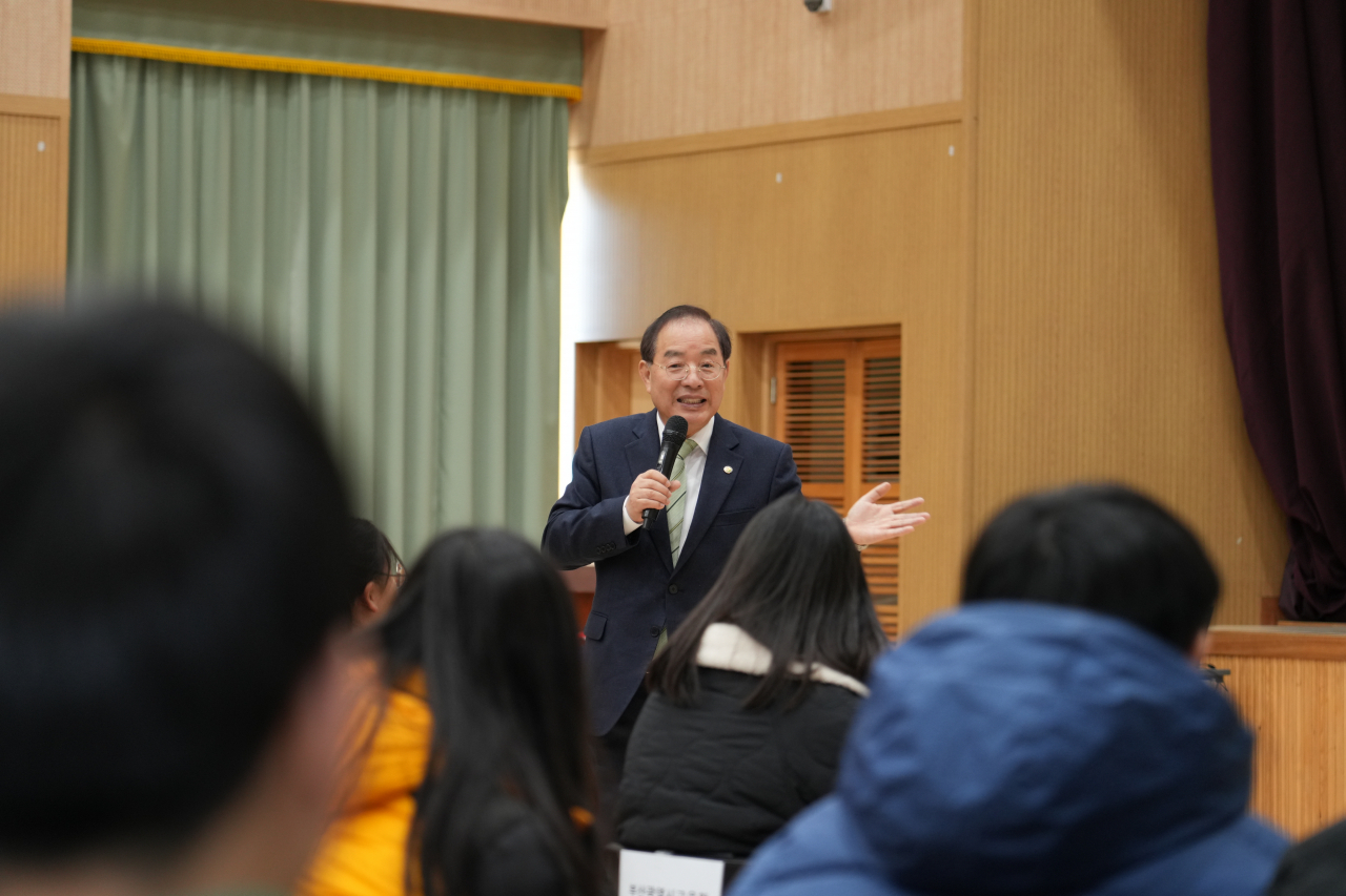 하윤수 부산시교육감이 8일 오전 영도제일중학교 강당에서 열린 '2024 위캔두 계절학교 개강식'에서 학생들에게 강연을 하고 있다. [사진=부산교육청]