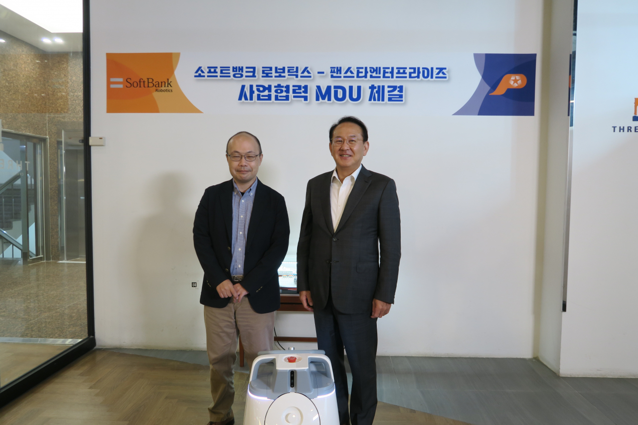 김현겸 팬스타그룹 회장(오른쪽)이 일본 소프트뱅크 로보틱스 측과 사업협력 MOU를 체결하고 있다. [사진=팬스타그룹]