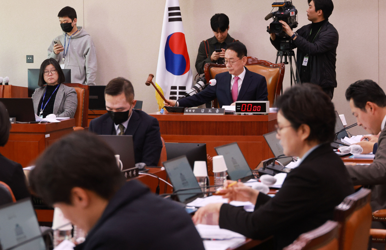 김도읍 법제사법위원회 위원장이 8일 오후 국회에서 열린 법제사법위원회 전체회의에서 의사봉을 두드리고 있다.[연합]