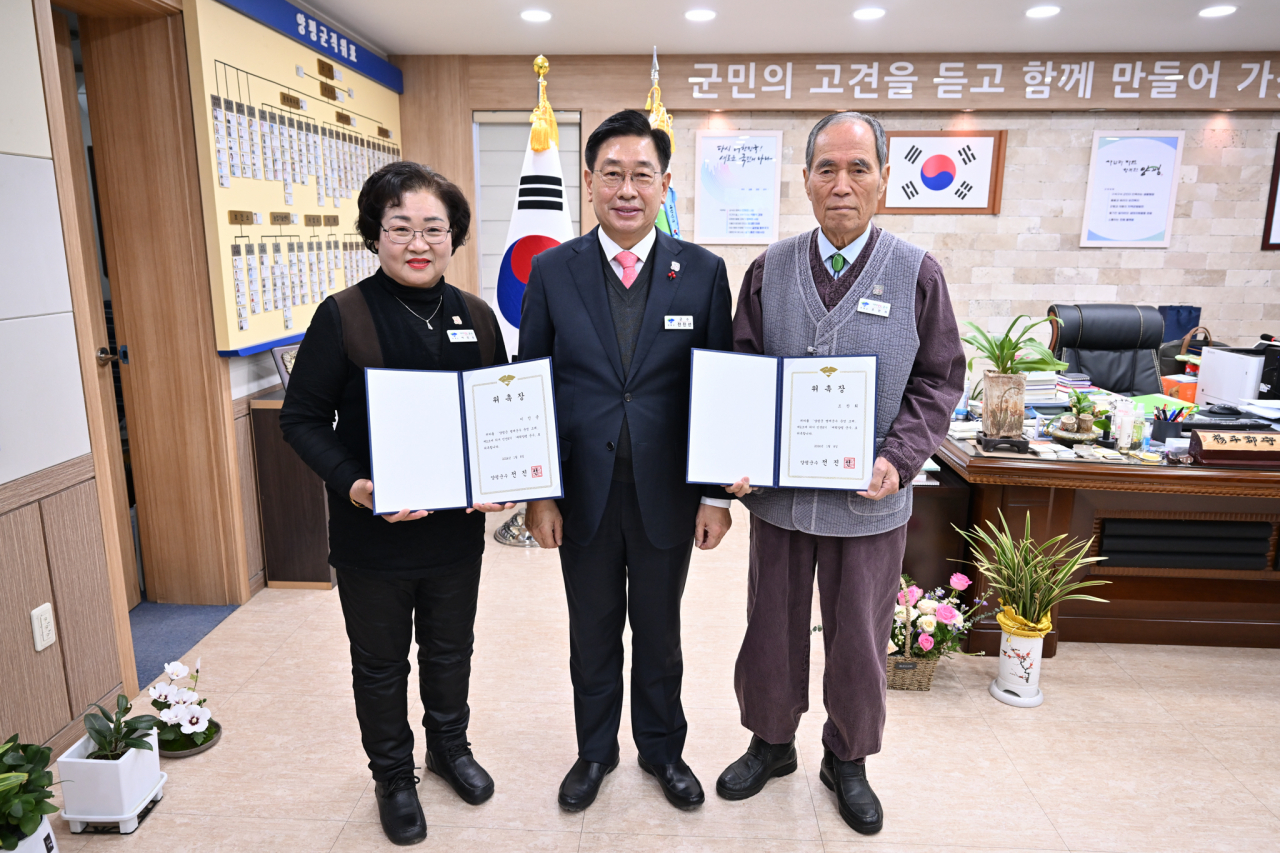 ‘매력양평 군수’&hellip;조찬희(오른쪽) 양평읍 노인회 분회장·이인순(왼쪽) 대한적십자 양평 제일봉사회 회장
