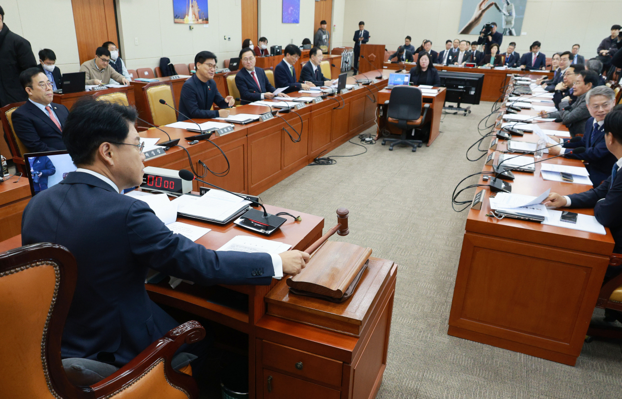 장제원 과학기술정보방송통신위원회 위원장이 8일 오전 국회에서 열린 과학기술정보방송통신위원회 전체회의에서 의사봉을 두드리고 있다. 이날 회의에서는 윤석열 정부가 국정과제로 추진해 온 우주항공청특별법이 국회 과학기술방송통신위원회를 통과했다. [연합]