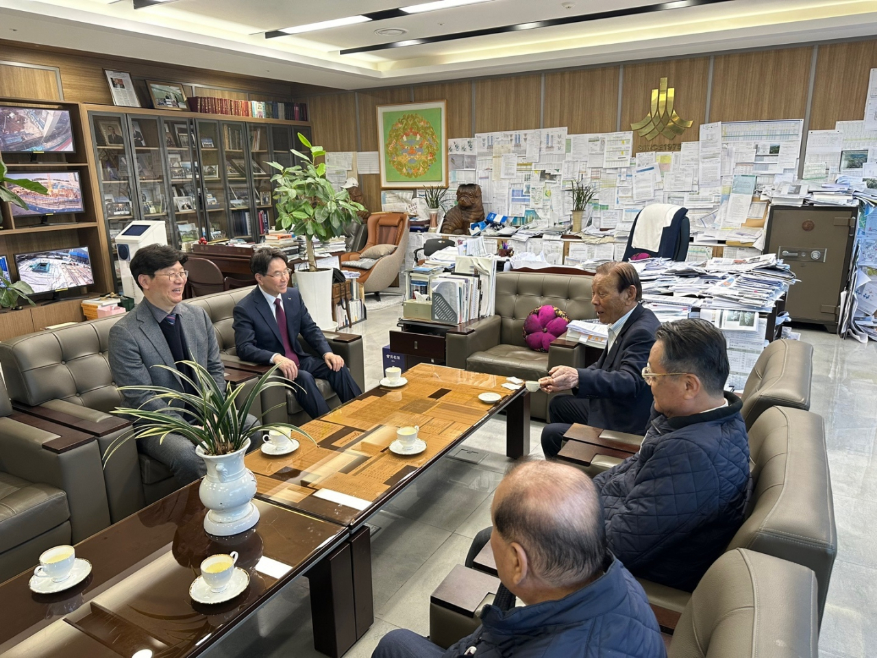 지난 4일 부산도시공사 관계자가 지역 건설업체인 동원개발을 방문해 ‘찾아가는 간담회’를 진행하고 있다. [사진=부산도시공사]