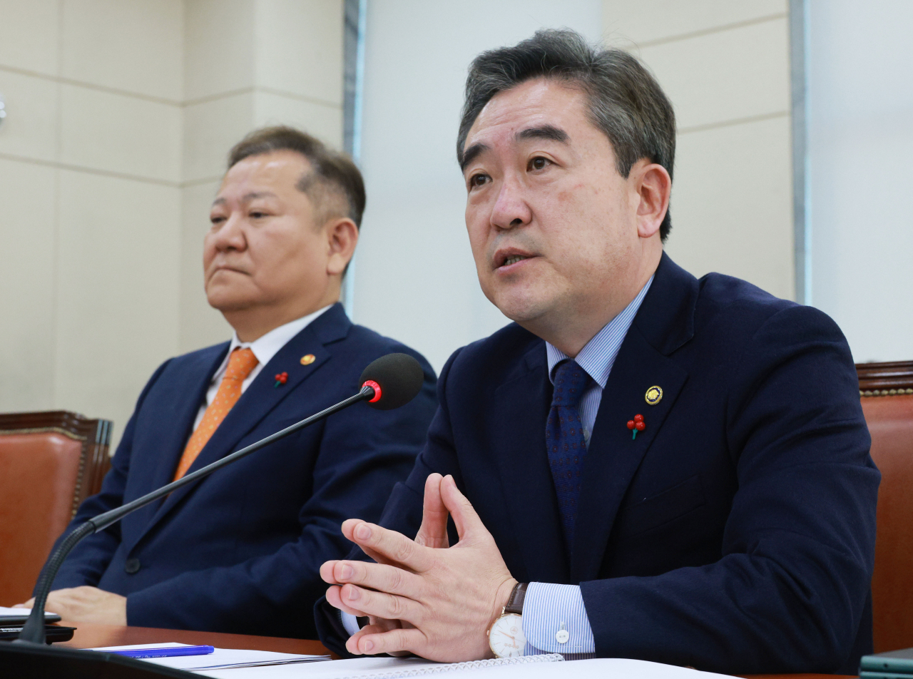 윤희근 경찰청장이 8일 오전 국회에서 열린 행정안전위원회 전체회의에서 더불어민주당 이재명 대표 피습 관련 질의에 답하고 있다. [연합]