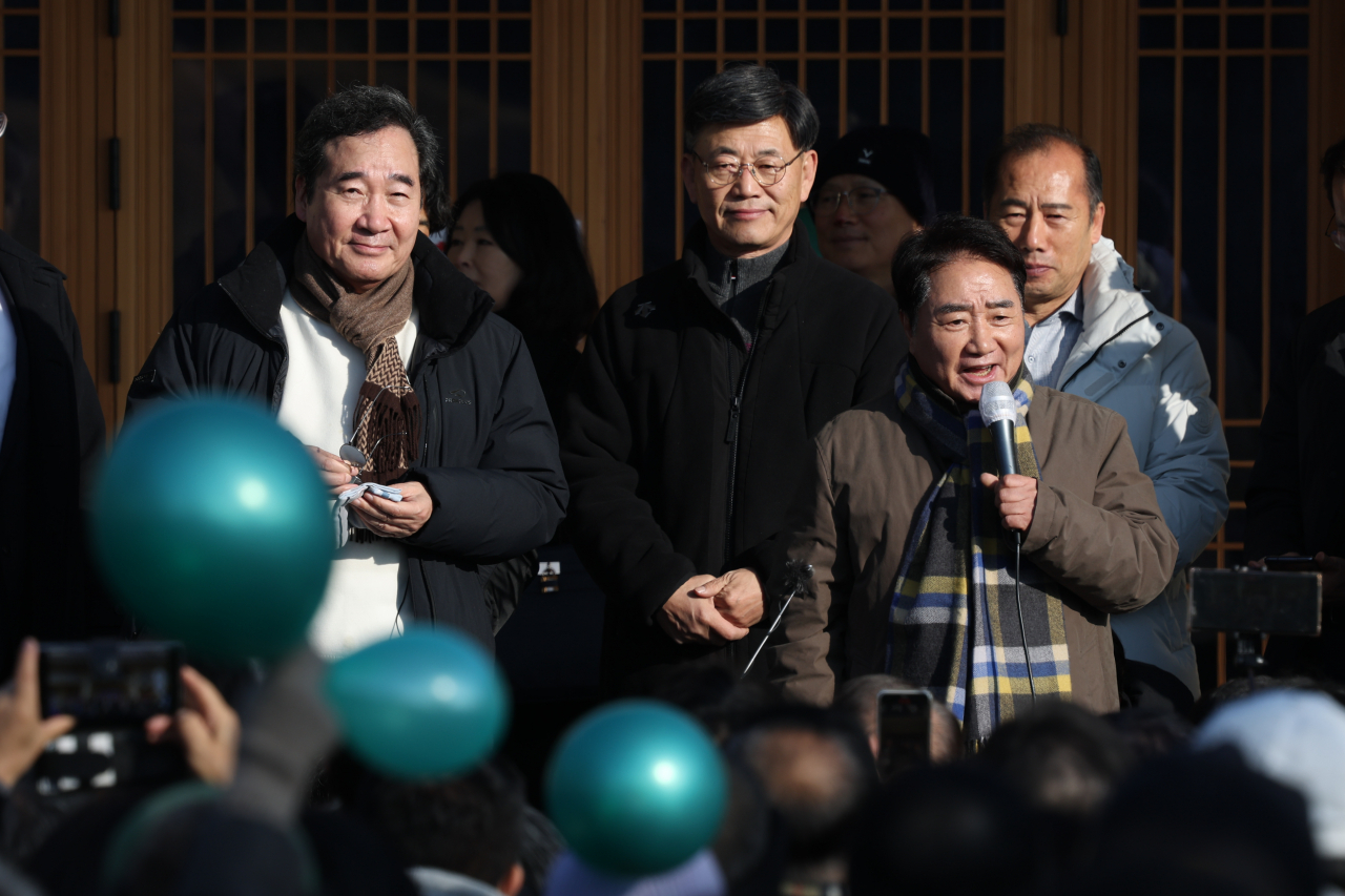 더불어민주당을 탈당한 이석현(앞줄 오른쪽) 전 국회부의장이 지난 1일 오전 경기도 고양시 행주산성에서 열린 이낙연 전 더불어민주당 대표(왼쪽) 신년인사회에서 발언하고 있다. [연합]
