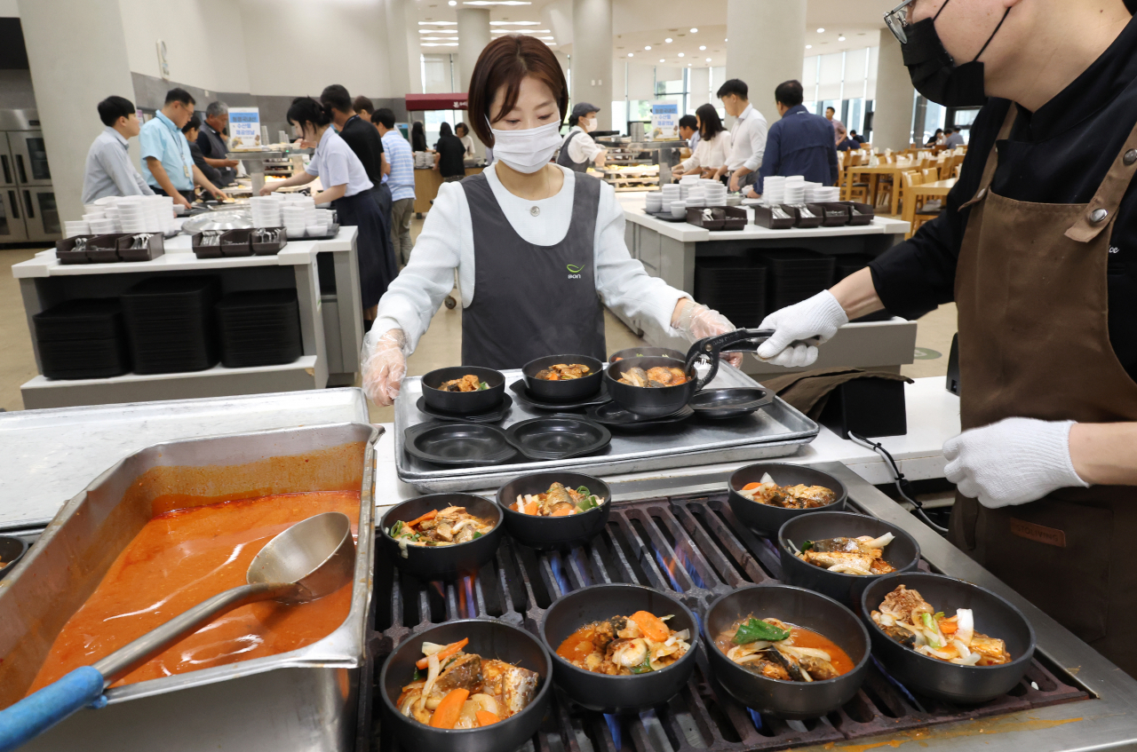 세종시 정부세종청사 구내식당에서 직원들이 '수산물데이'를 맞이해 준비된 고등어조림으로 점심을 먹기 위해 배식받고 있다. [연합]