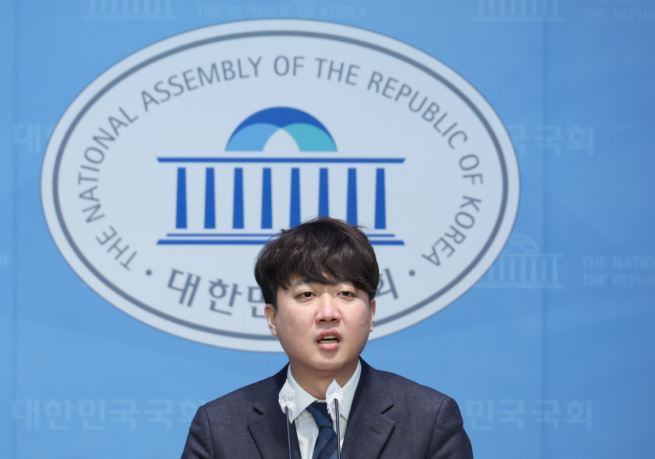 개혁신당을 추진 중인 이준석 전 국민의힘 대표가 8일 국회에서 언론 정책 관련 기자회견을 하고 있다. [연합]