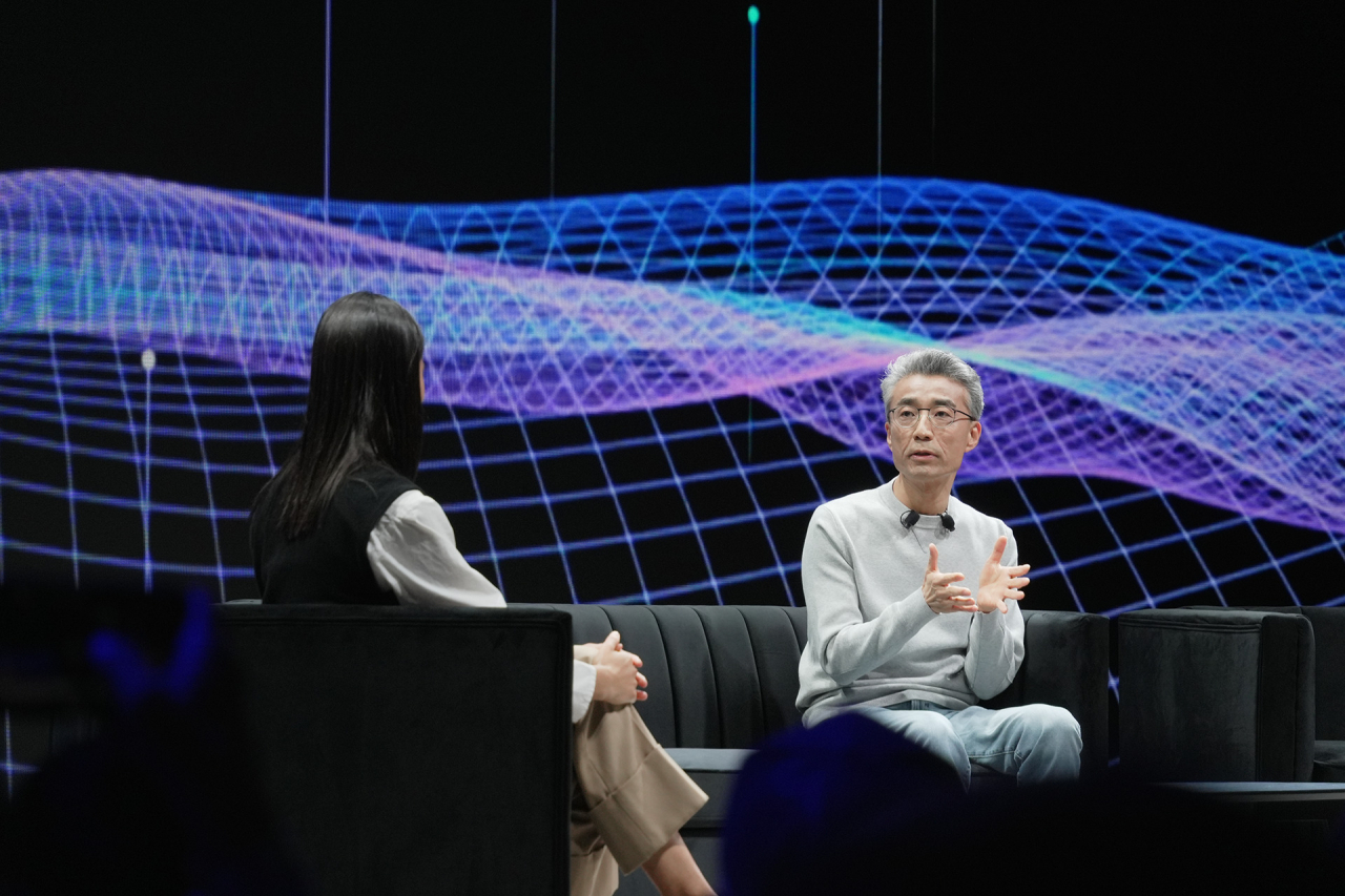 8일(현지시간) ‘CES 2024’ 미디어데이에서 송창현(오른쪽) 현대자동차 SDV 본부장(사장) 겸 포티투닷 대표가 SDV(소프트웨어 중심 차량)의 미래에 대해 발표하고 있다. [포티투닷 제공]