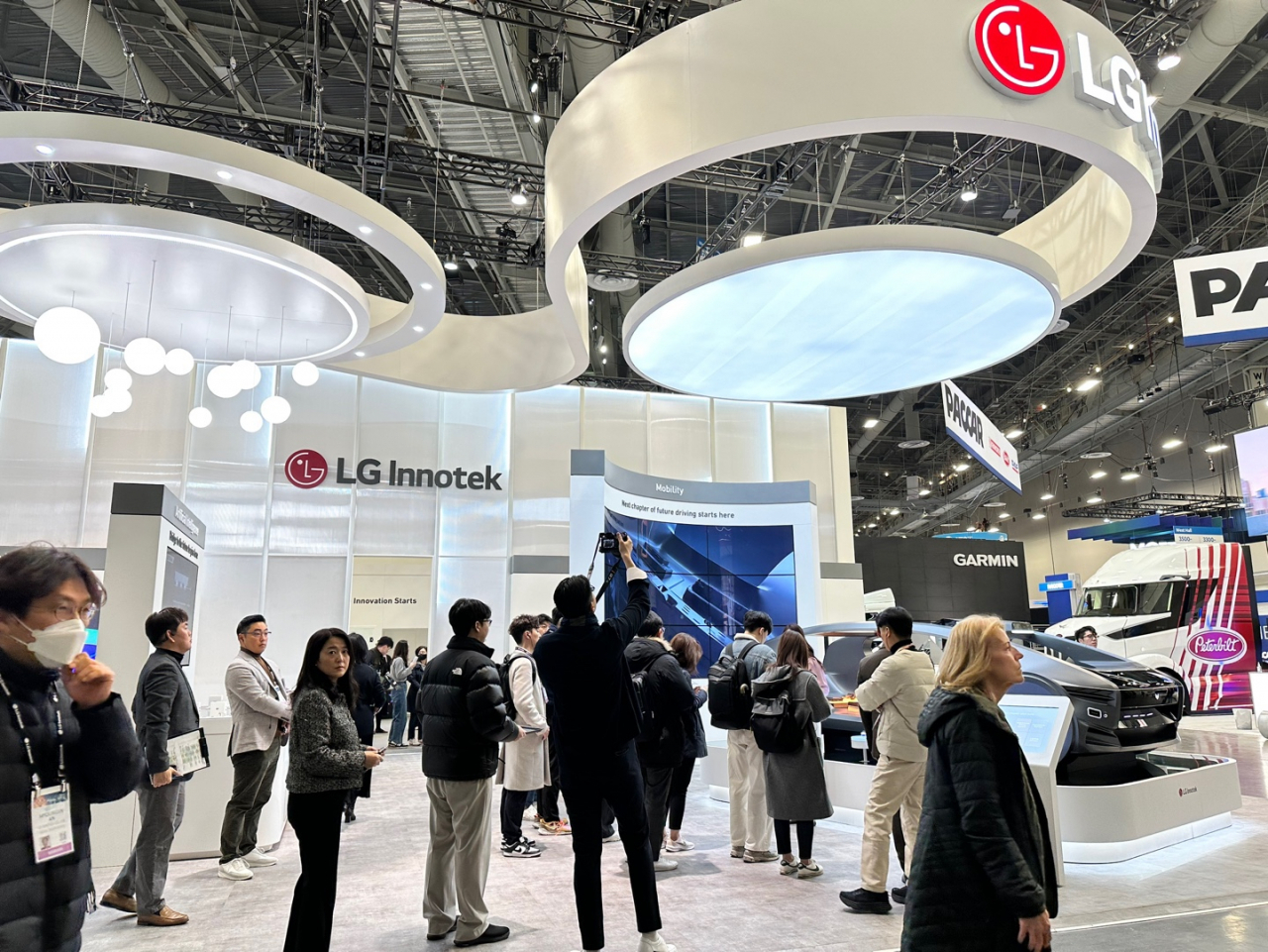 LG이노텍이 미국 라스베이거스에서 열리는 ‘CES 2024’에 전시부스를 마련하고 미래 모빌리티와 인공지능(AI) 관련 혁신 소재·부품을 공개한다. 오른쪽은 미래 자율주행 목업(Mockup). [LG이노텍 제공]