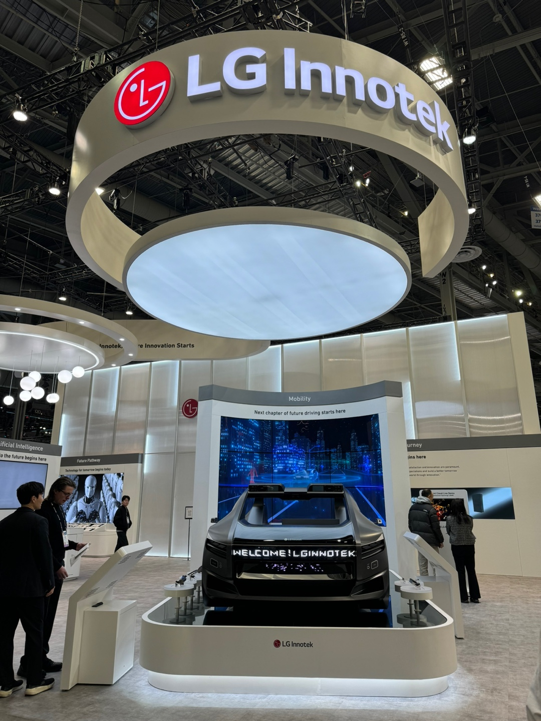 LG이노텍이 미국 라스베이거스에서 열리는 ‘CES 2024’에 전시부스를 마련하고 미래 모빌리티와 인공지능(AI) 관련 혁신 소재·부품을 공개한다. 사진은 전시관에 위치한 미래 자율주행 목업(Mockup). [LG이노텍 제공]
