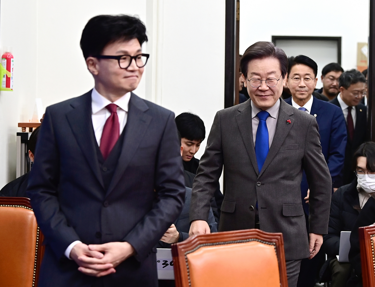 이재명 더불어민주당 대표와 한동훈 국민의힘 비상대책위원장이 지난달 29일 국회 민주당 대표실에 입장하고 있다. 한 비대위원장이 이 대표실을 인사차 방문했다. [연합]