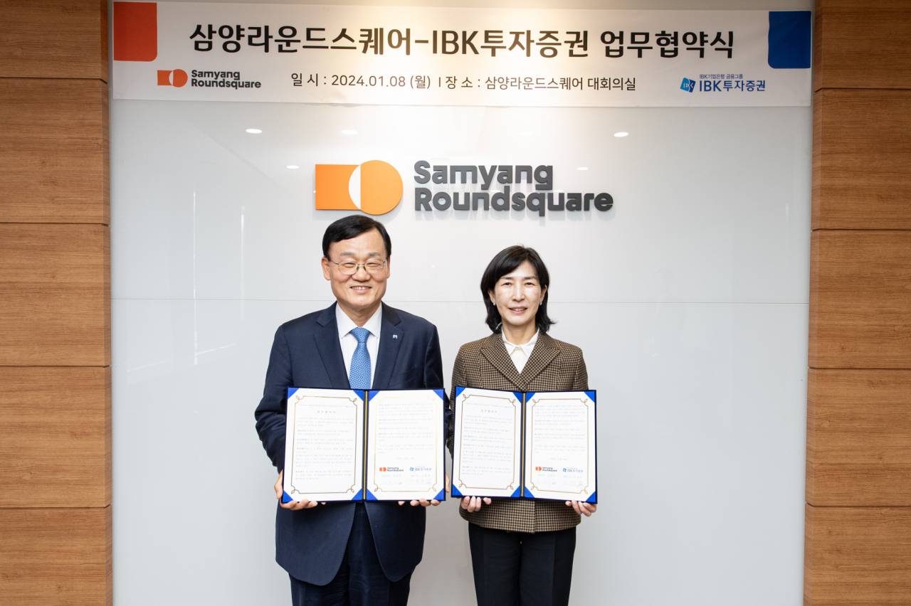서정학(왼쪽) IBK투자증권 대표와 김정수 삼양라운드스퀘어 부회장이 지난 8일 서울 삼양라운드스퀘어 본사에서 개최한 업무협약식에서 기념사진을 촬영하고 있다. [IBK투자증권]