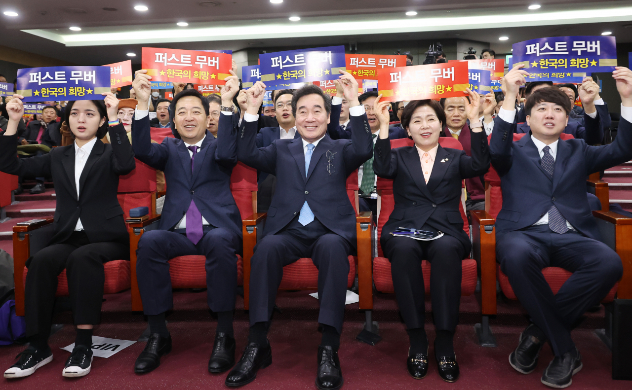 신당 창당을 추진 중인 이준석 전 국민의힘 대표(오른쪽부터)와 양향자 한국의희망 대표, 이낙연 전 더불어민주당 대표, 금태섭 새로운선택 공동대표, 류호정 정의당 의원이 9일 국회 의원회관에서 열린 양 대표의 출판기념회에 나란히 앉아 포즈를 취하고 있다. [연합]
