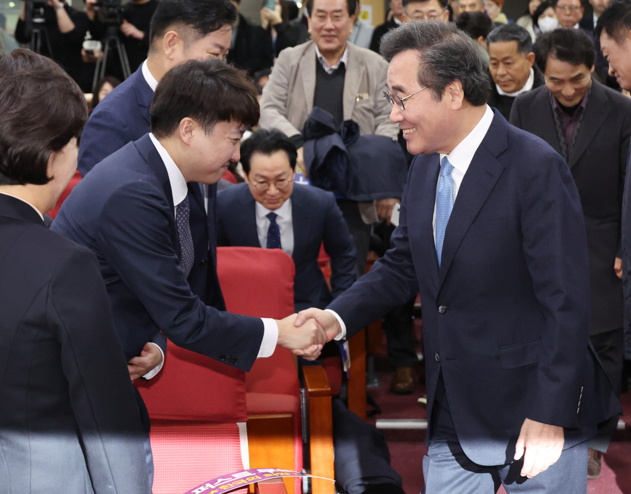 신당 창당을 추진 중인 이준석 전 국민의힘 대표와 이낙연 전 더불어민주당 대표가 9일 국회 의원회관에서 열린 한국의희망 양향자 대표 출판기념회에서 인사하고 있다. [연합]