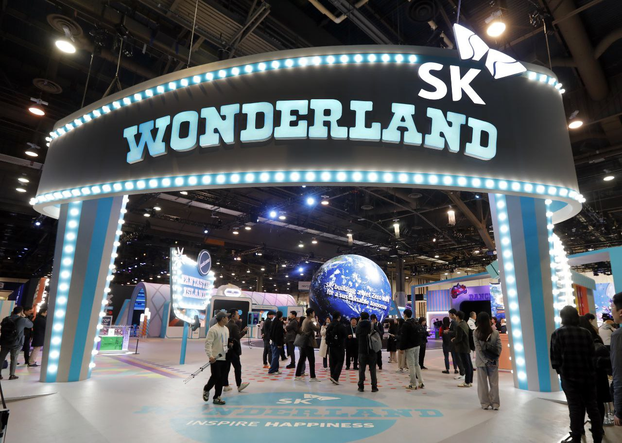 SK가 CES 2024에 마련한 테마파크 콘셉트의 부스 전경 [SK 제공]