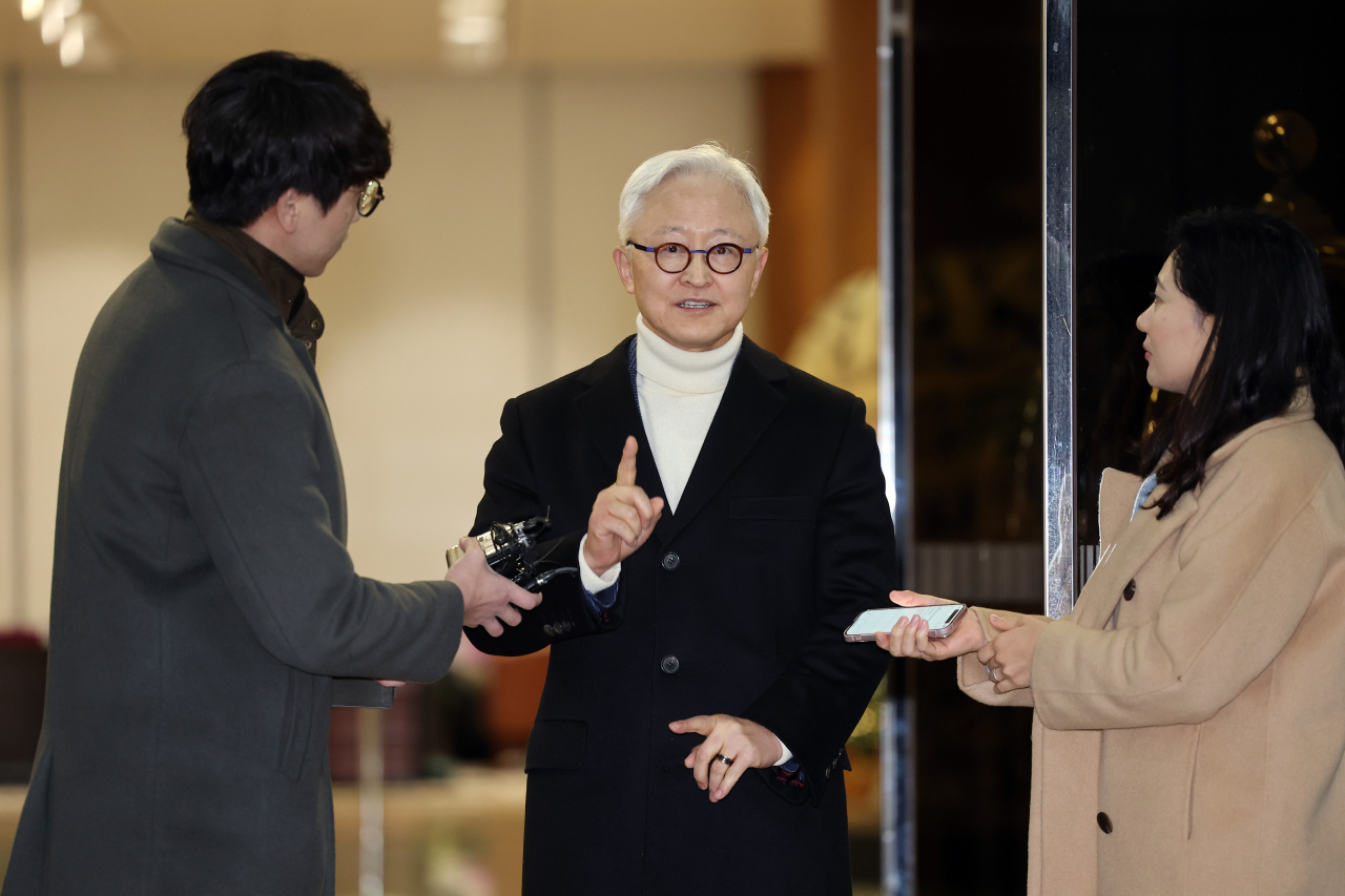 지난해 12월15일 경계현 삼성전자 사장이 서울김포비즈니스항공센터로 귀국하면서 취재진 질문에 답하고 있다. [연합]