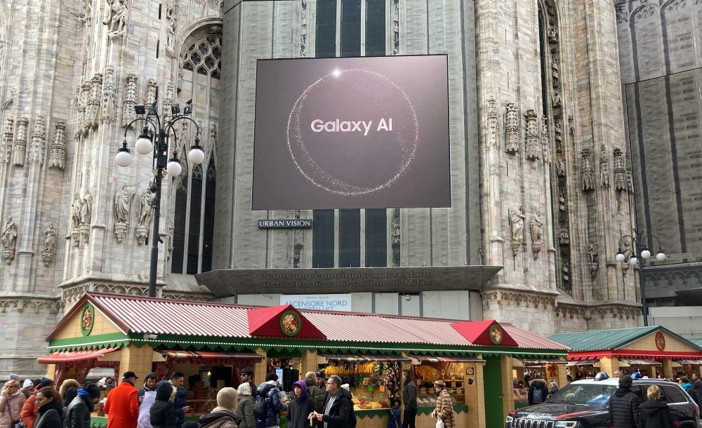이달 5일 이탈리아 밀라노 두오모(Duomo) 광장에서 선보인 ‘삼성 갤럭시 언팩 2024’ 디지털 옥외광고. [삼성전자 제공]