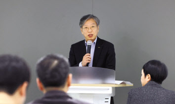 유정열 코트라 사장이 8일 경기도 안산에서 열린 기업간담회에서 수출 확대 지원 방안에 대해 말하고 있다. [코트라 제공]