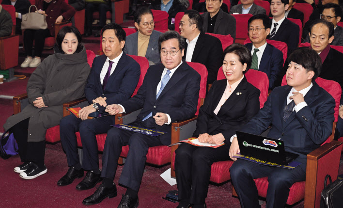 신당 창당을 추진 중인 이준석(오른쪽부터) 국민의힘 전 대표, 양향자 한국의희망 대표, 이낙연 더불어민주당 전 대표, 금태섭 새로운선택 공동대표, 류호정 정의당 의원이 9일 오전 국회 의원회관에서 열린 양 대표의 ‘퍼스트 무버, 한국의희망’출판기념회에 참석해 나란히 앉아 있다. 임세준 기자