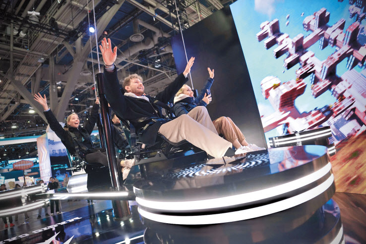 ‘CES 2024’ 행사장 내 SK그룹 전시관에서 관람객들이 도심항공모빌리티(UAM)을 형상화한 ‘매직 카펫’에 탑승, SK텔레콤의 AI 기반 친환경 미래교통체계를 체험하고 있다. [SK텔레콤 제공]