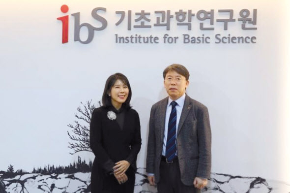 기초과학연구원(IBS)의 차미영(왼쪽) CI와 노도영 원장 [기초과학연구원 제공]