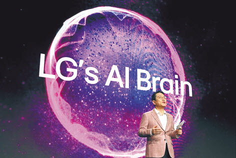 조주완 LG전자 대표이사 사장이 8일(현지시간) LG 월드 프리미어에서 대고객경험 관점에서 재정립한 AI 의미와 LG전자 AI 기술의 차별점을 소개하고 있다. [LG전자 제공]