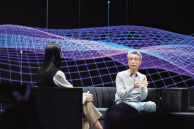 송창현(오른쪽) 현대자동차 SDV 본부장(사장) 겸 포티투닷 대표가 8일(현지시간) ‘CES 2024’ 미디어데이에서 SDV(소프트웨어 중심 차량)의 미래에 대해 발표하고 있다. [포티투닷 제공]
