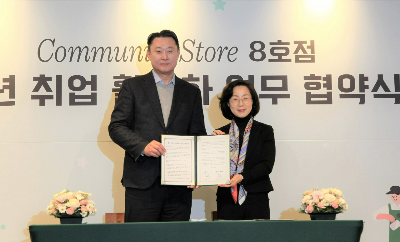 9일 ‘종로R점’에서 진행된 스타벅스 커뮤니티 스토어 8호점 오픈 기념 업무 협약식 및 기금 전달식에서 손정현(왼쪽부터) 스타벅스 코리아 대표이사와 이은형 JA 코리아 대표가 기념촬영을 하고 있다. [스타벅스 코리아 제공]