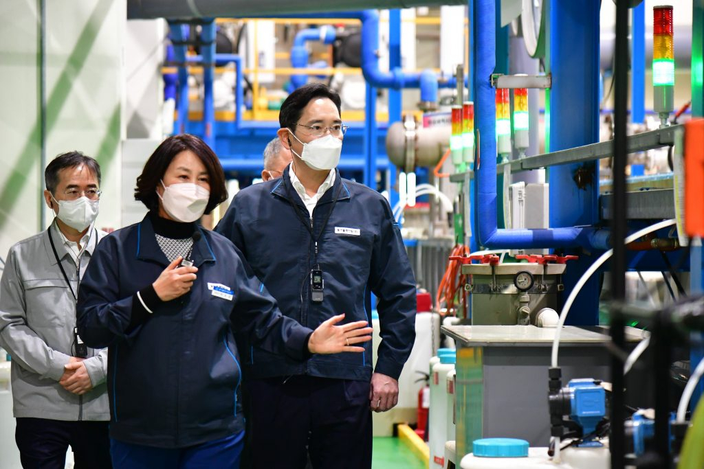 이재용 삼성전자 회장이 지난 2022년 11월 삼성전자로부터 스마트공장 구축 지원을 받은 부산 강서구 소재 중소기업 동아플레이팅을 방문해 제조 현장을 둘러보고 있다. [삼성전자 제공]