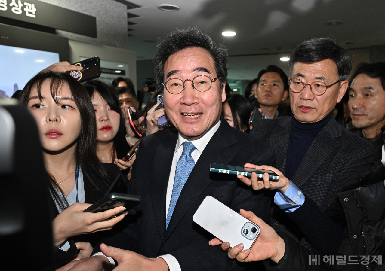 더불어민주당 탈당을 예고한 이낙연 전 대표가 9일 서울 여의도 의원회관에서 열린 양향자 대표의 출판기념회에 참석한 뒤 이동하고 있다. 임세준 기자