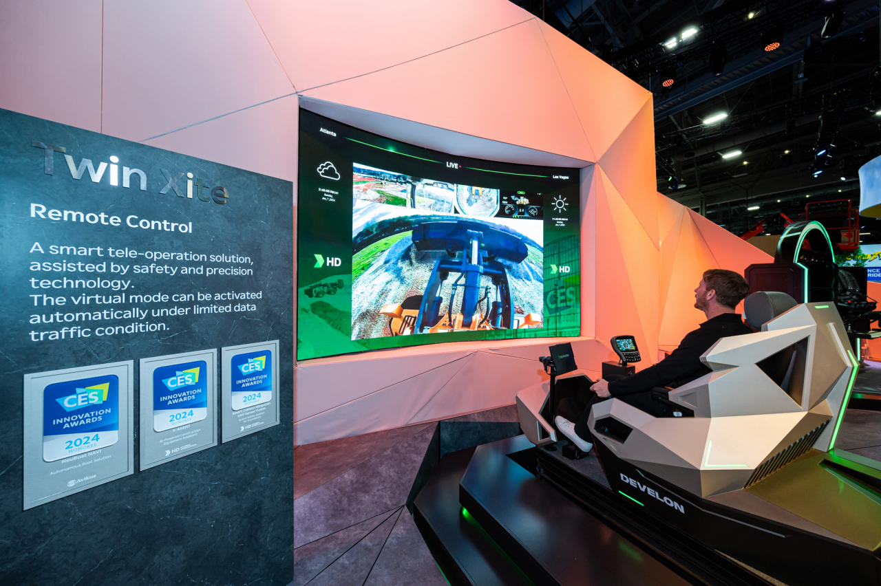 CES2024 HD현대 전시부스 트윈 사이트존에서 관람객이 휠로더 원격 조종 체험을 하고 있다. [HD현대 제공]