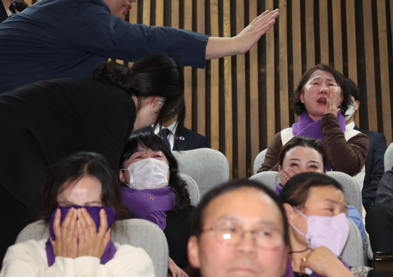 9일 국회에서 열린 본회의에서 이태원참사 특별법 상정을 두고 이만희 국민의힘 의원이 반대 토론을 하자 방청하던 유족들이 오열하고 있다. [연합]