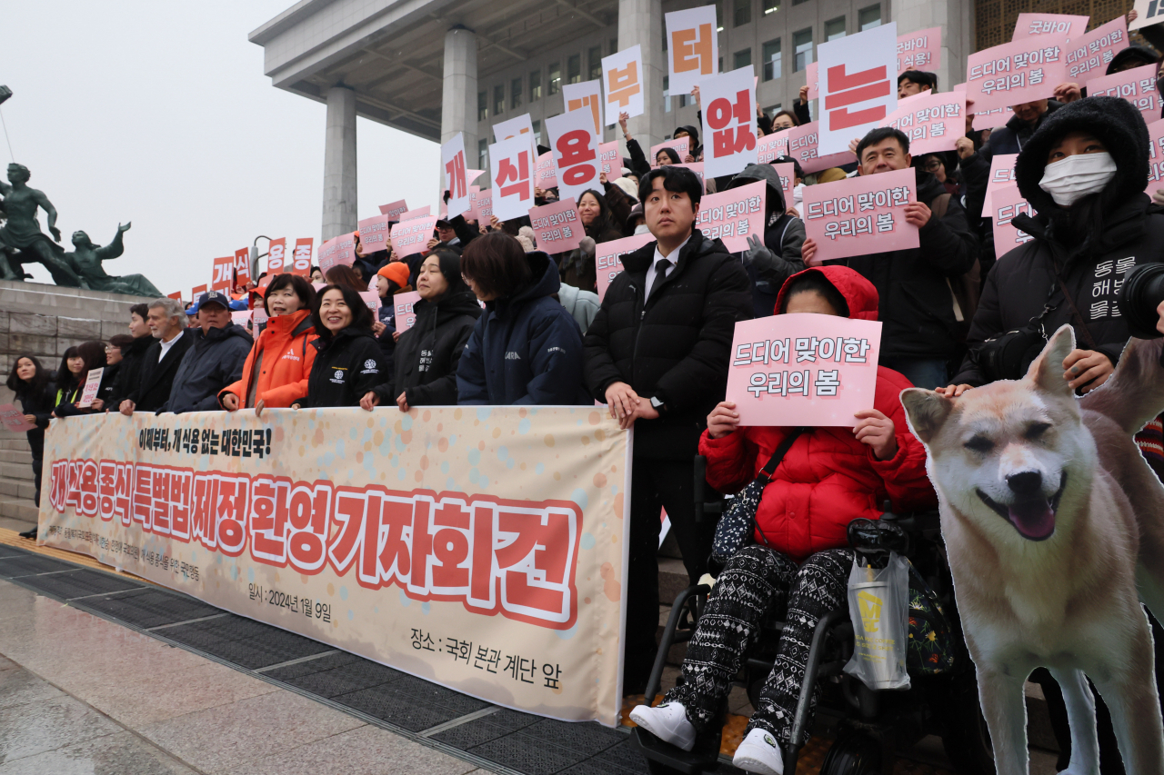 9일 오후 국회 본청 앞 계단에서 동물복지국회포럼과 개식용 종식을 위한 국민행동 공동주최로 개식용 종식 특별법 제정 환영 기자회견이 열리고 있다. [연합]