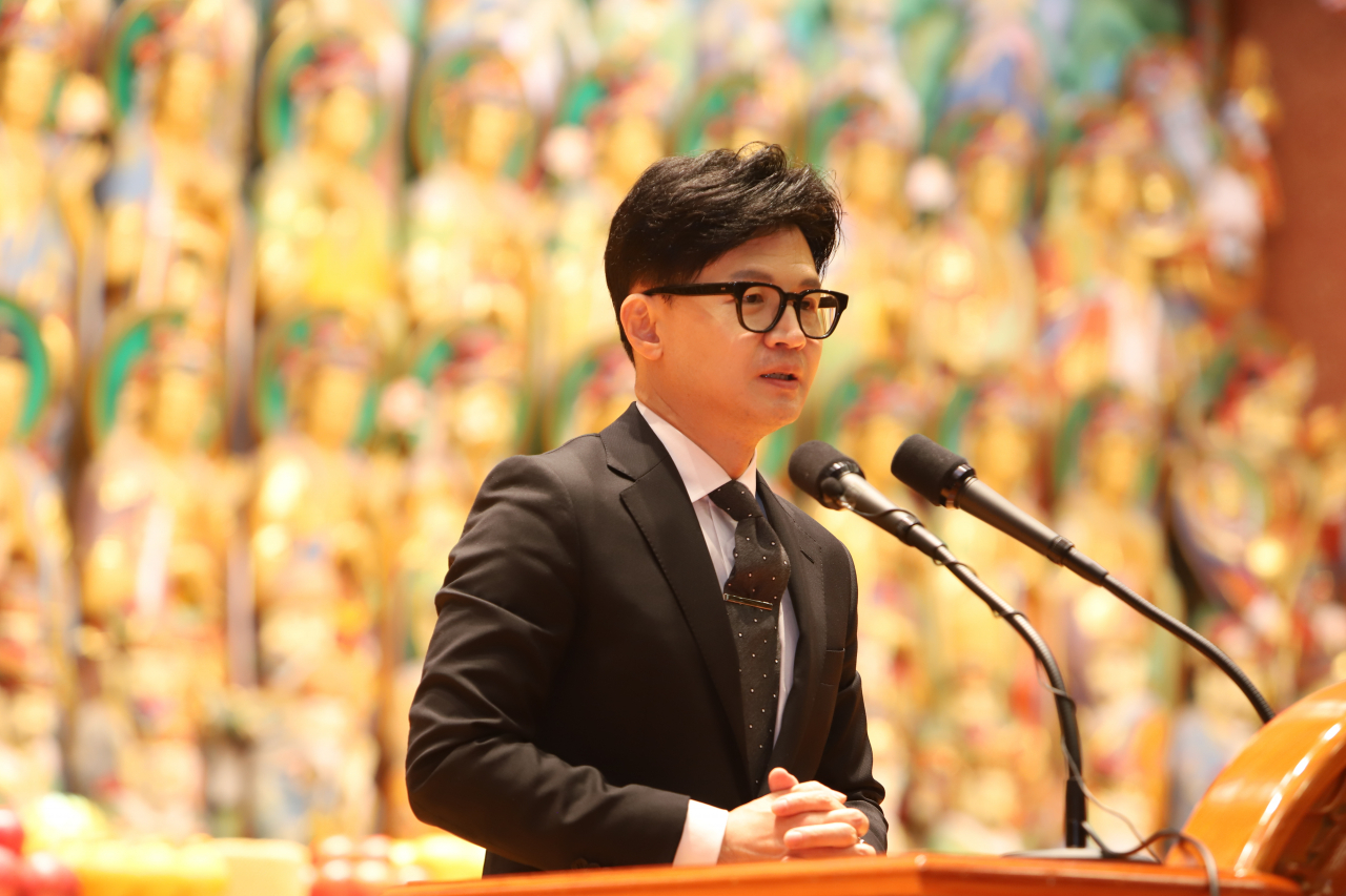 9일 한동훈 국민의힘 비상대책위원장이 충북 단양 천태종 본산 구인사 광명전에서 열린 상월원각대조사 탄신 112주년 기념 대법회에서 축사하고있다. 연합뉴스