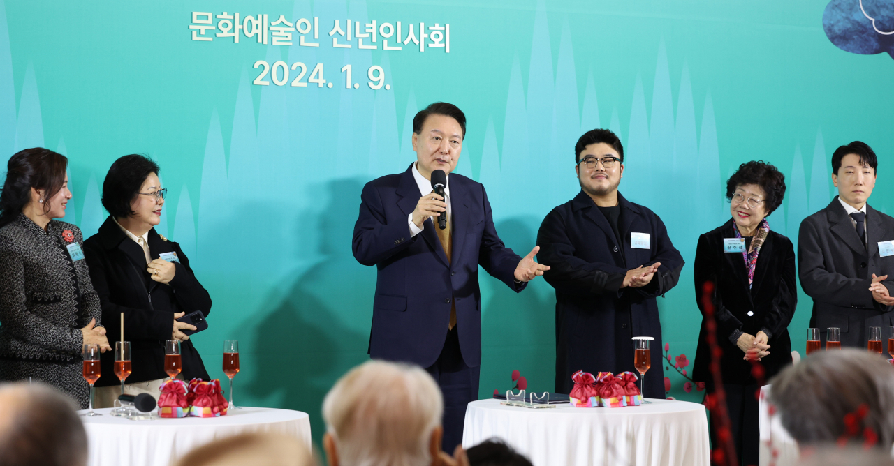 윤석열 대통령이 9일 서울 서초구 예술의전당에서 열린 2024 문화예술인 신년인사회에 참석해 격려사를 전했다. 왼쪽부터 2024 한·아프리카 정상회의 민간 자문위원 임학선 성균관대 명예교수, 송영숙 한미약품그룹 회장, 윤 대통령, 국립창극단원 유태평양, 피아니스트 신수정 대한민국예술원 회장, 2022 항저우아시안게임 금메달리스트 프로 게이머 김관우. [연합]