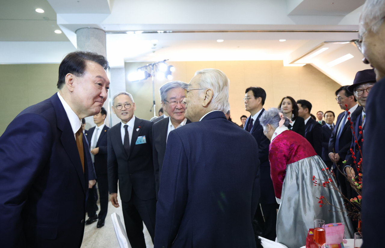 윤석열 대통령이 9일 서울 서초구 예술의전당에서 열린 2024 문화예술인 신년인사회에 참석해 배우 이순재, 최불암, 송승환 예술감독 등과 인사하고 있다. [연합]